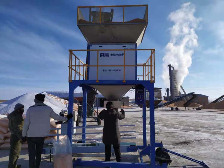 化肥包裝應(yīng)該用哪種打包機(jī) 化肥包裝應(yīng)該用哪種打包機(jī)